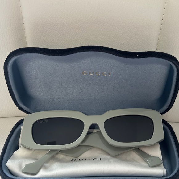 Gucci rectangle sunglasses in green - Picture 2 of 5
